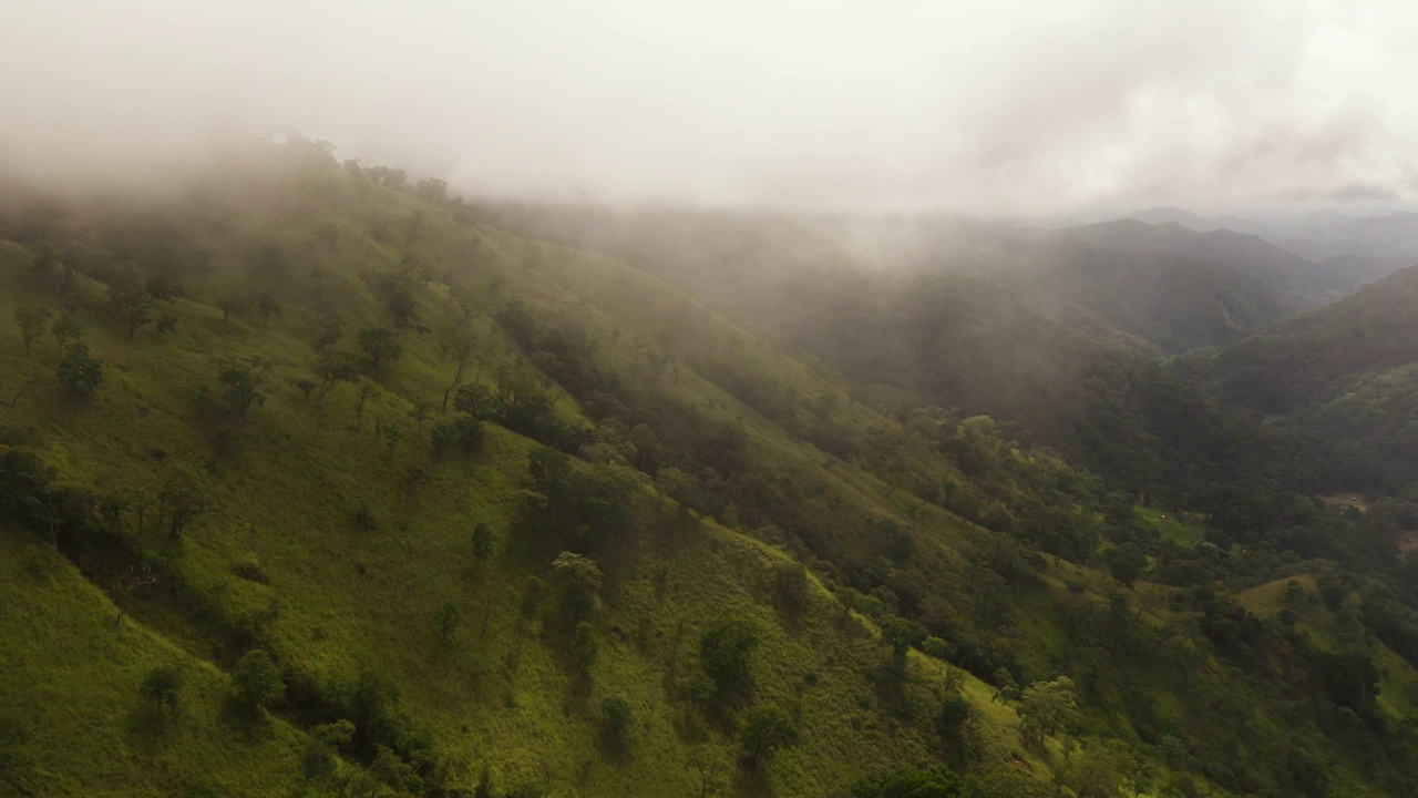 鸟瞰热带山脉和山坡的热带雨林。视频素材