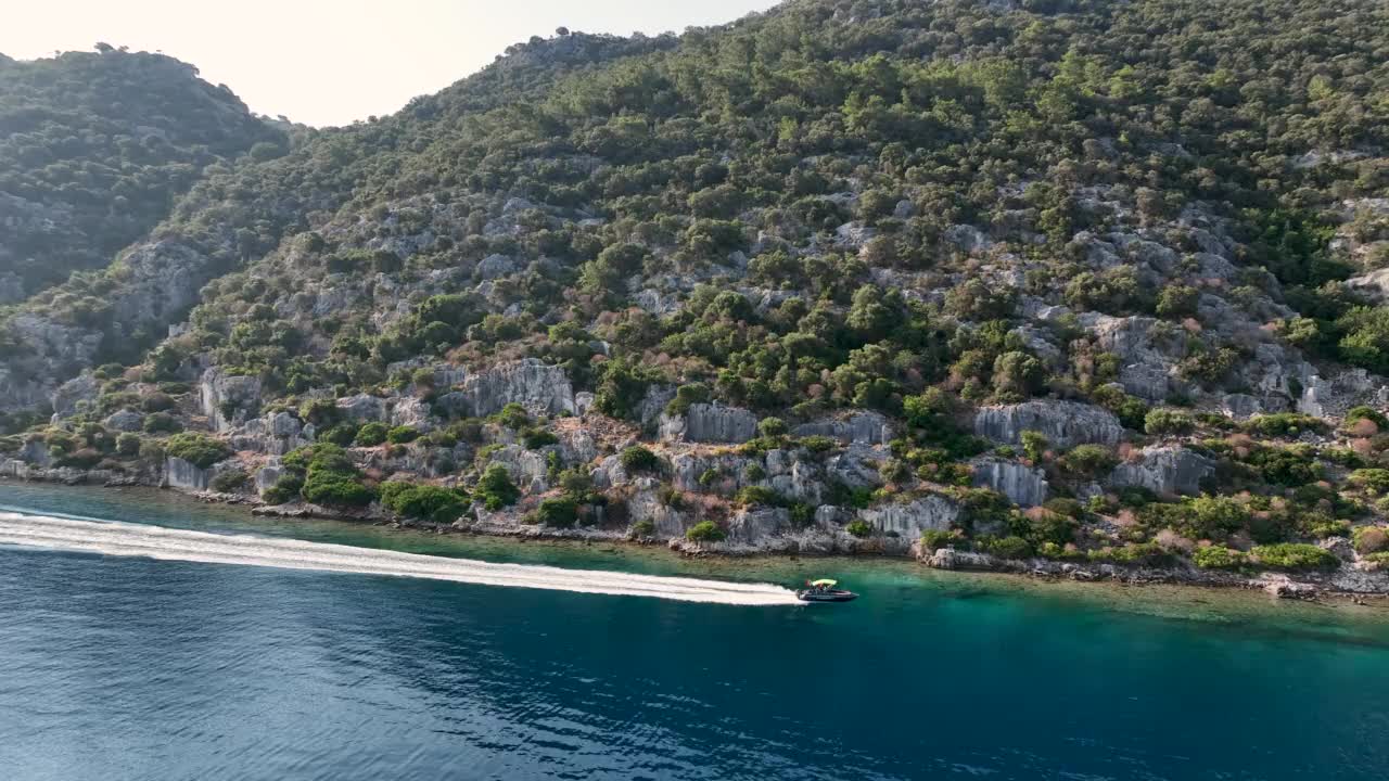 夏天，豪华快艇在开阔的海面上漂浮，炎热的夏天，游艇在海上航行，夏天，地中海海滨，巡航快艇在地中海岩石山海岸线上漂浮视频素材