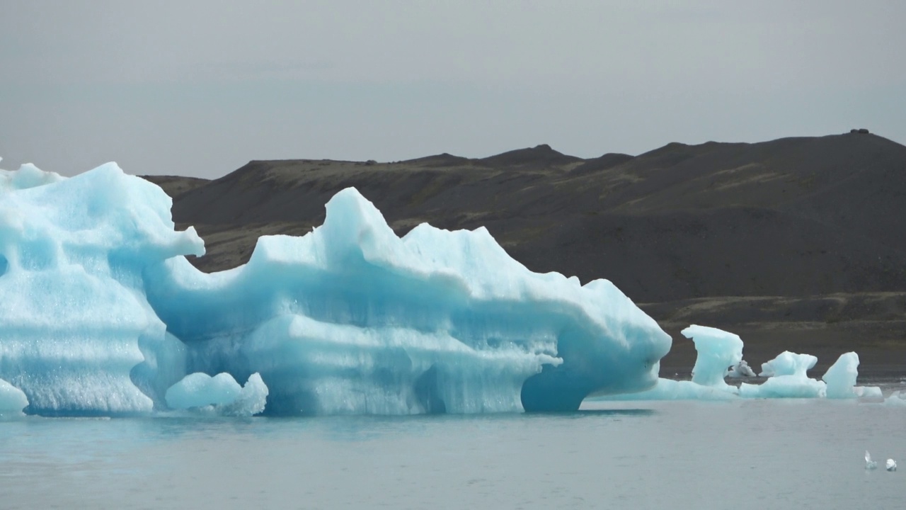 冰岛，Jokulsarlon泻湖，蓝绿色的冰山漂浮在冰岛的冰川泻湖。视频素材