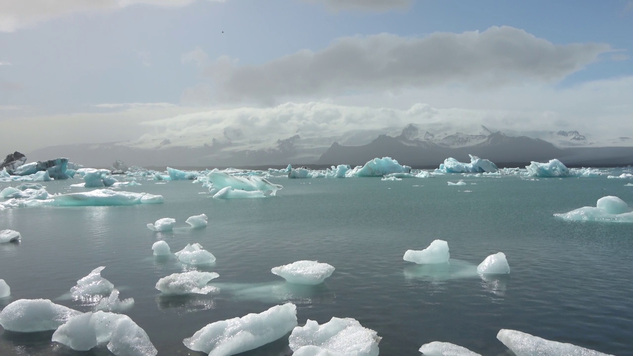 冰岛，Jokulsarlon泻湖，蓝绿色的冰山漂浮在冰岛的冰川泻湖。视频素材