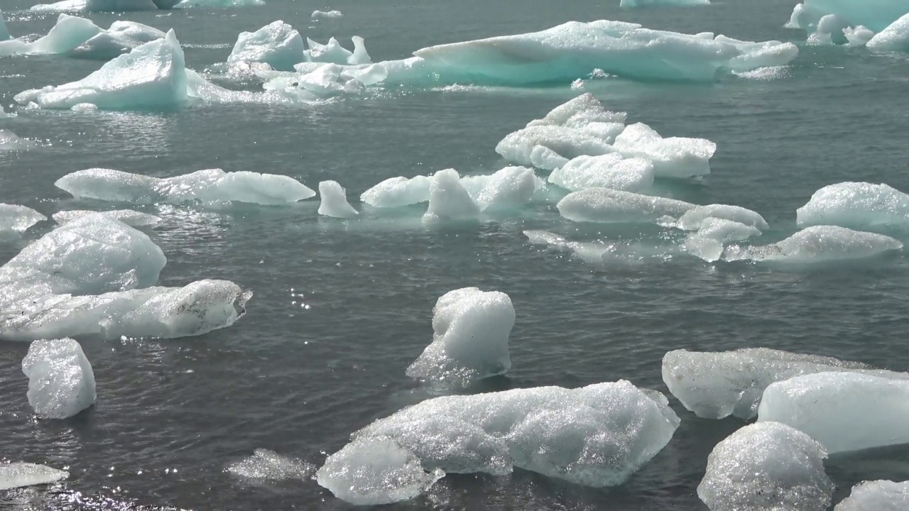 冰岛，Jokulsarlon泻湖，蓝绿色的冰山漂浮在冰岛的冰川泻湖。视频素材