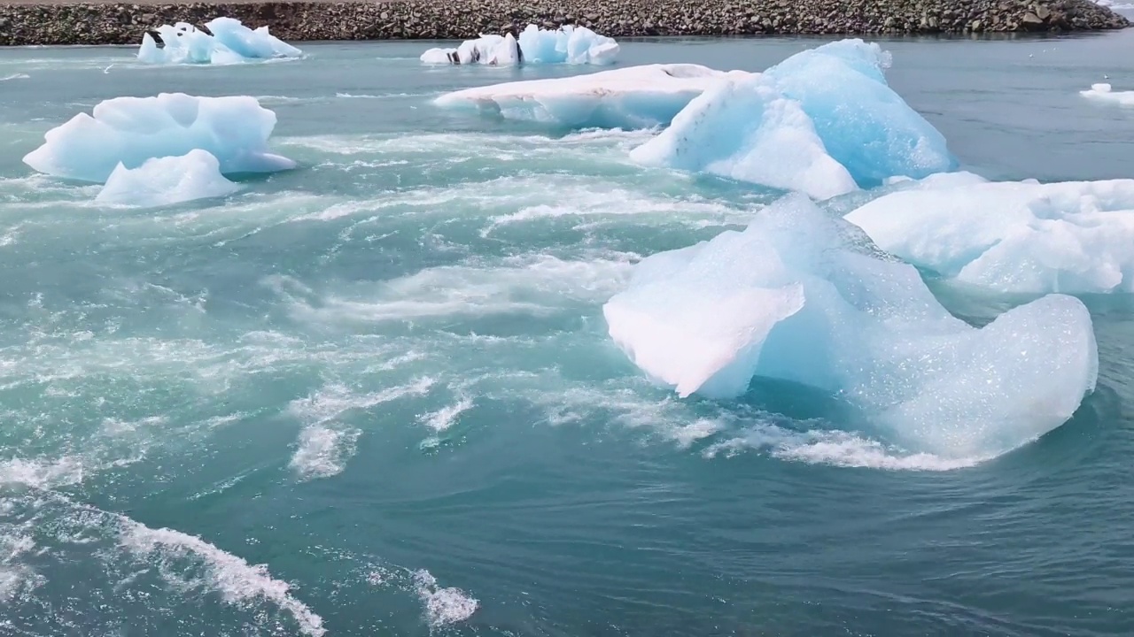 冰岛，Jokulsarlon泻湖，蓝绿色的冰山漂浮在冰岛的冰川泻湖。视频素材