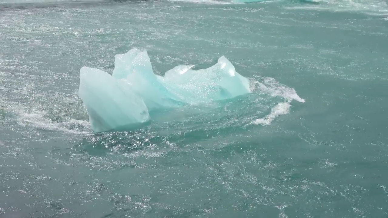 冰岛，Jokulsarlon泻湖，蓝绿色的冰山漂浮在冰岛的冰川泻湖。视频素材