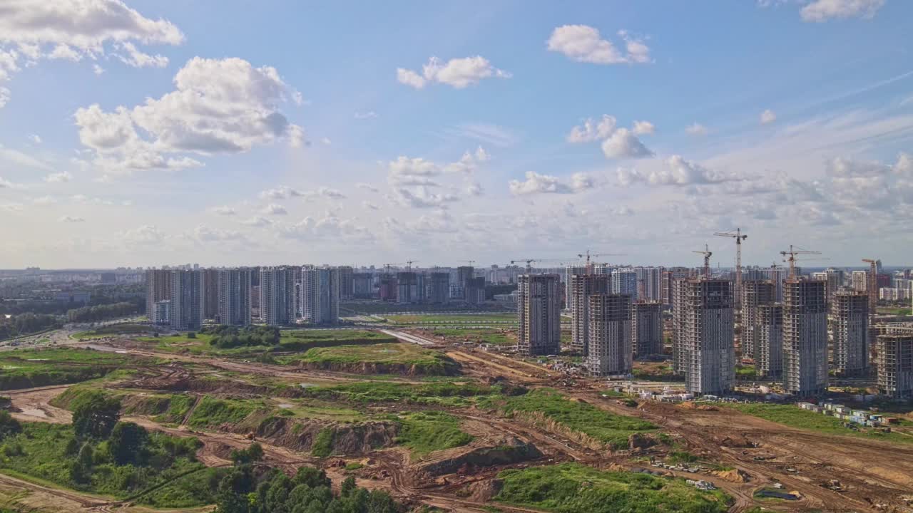 多层住宅建筑。大量的建筑设备，起重机工作。建筑工地鸟瞰图。视频下载