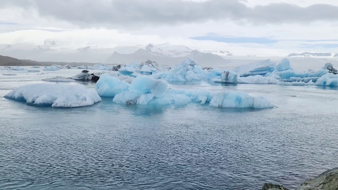 冰岛，Jokulsarlon泻湖，蓝绿色的冰山漂浮在冰岛的冰川泻湖。视频素材