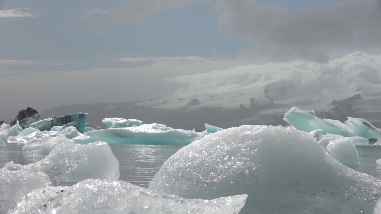 冰岛，Jokulsarlon泻湖，蓝绿色的冰山漂浮在冰岛的冰川泻湖。视频素材