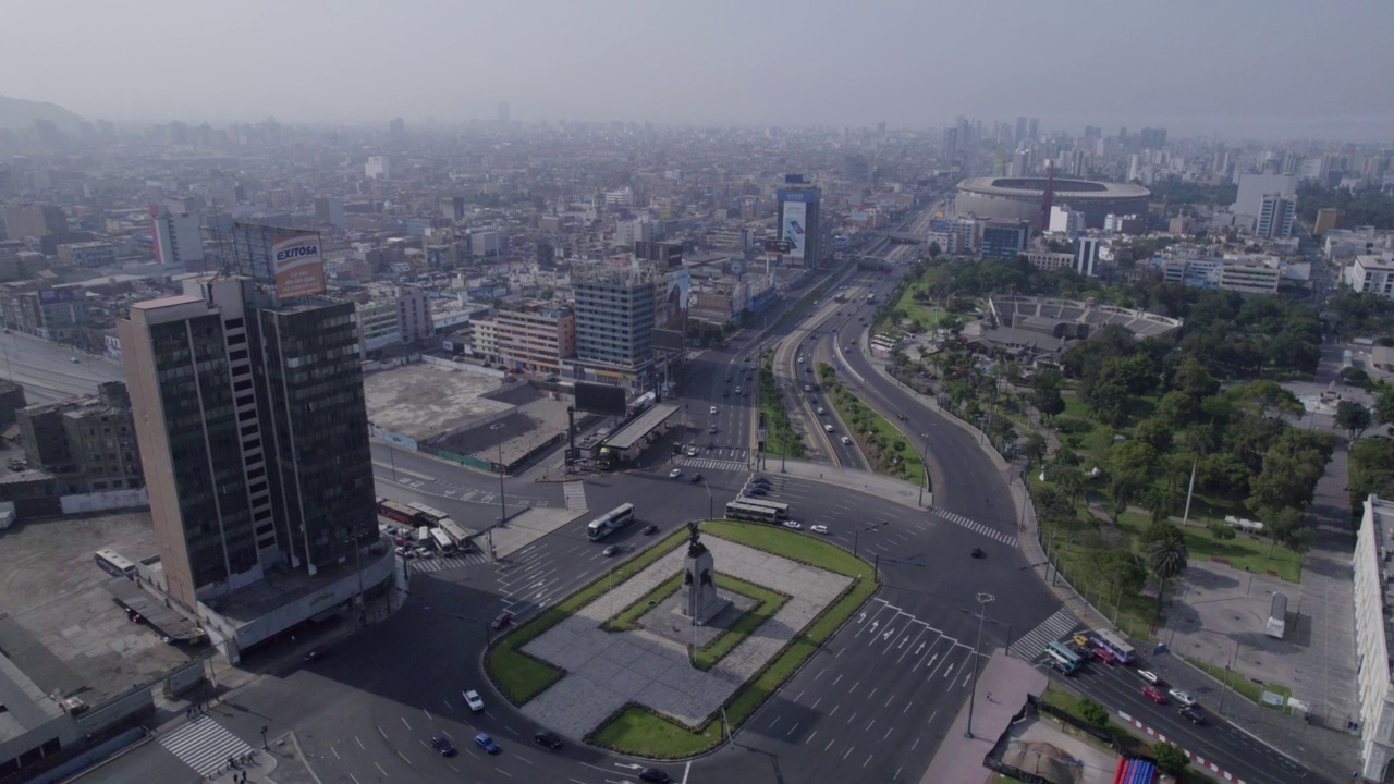 利马市中心的鸟瞰图，路易斯·贝多亚·雷耶斯高速公路和广场米格尔·格拉。视频素材