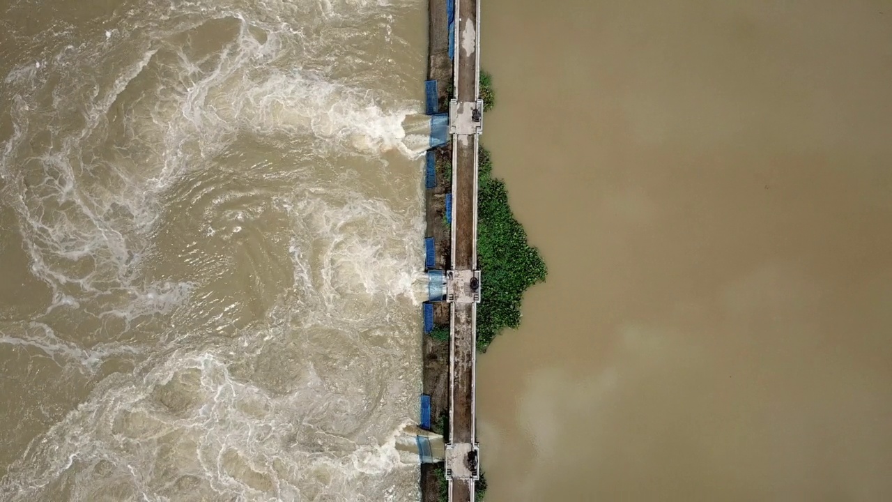 暴雨后大坝放水防汛的鸟瞰图。视频素材