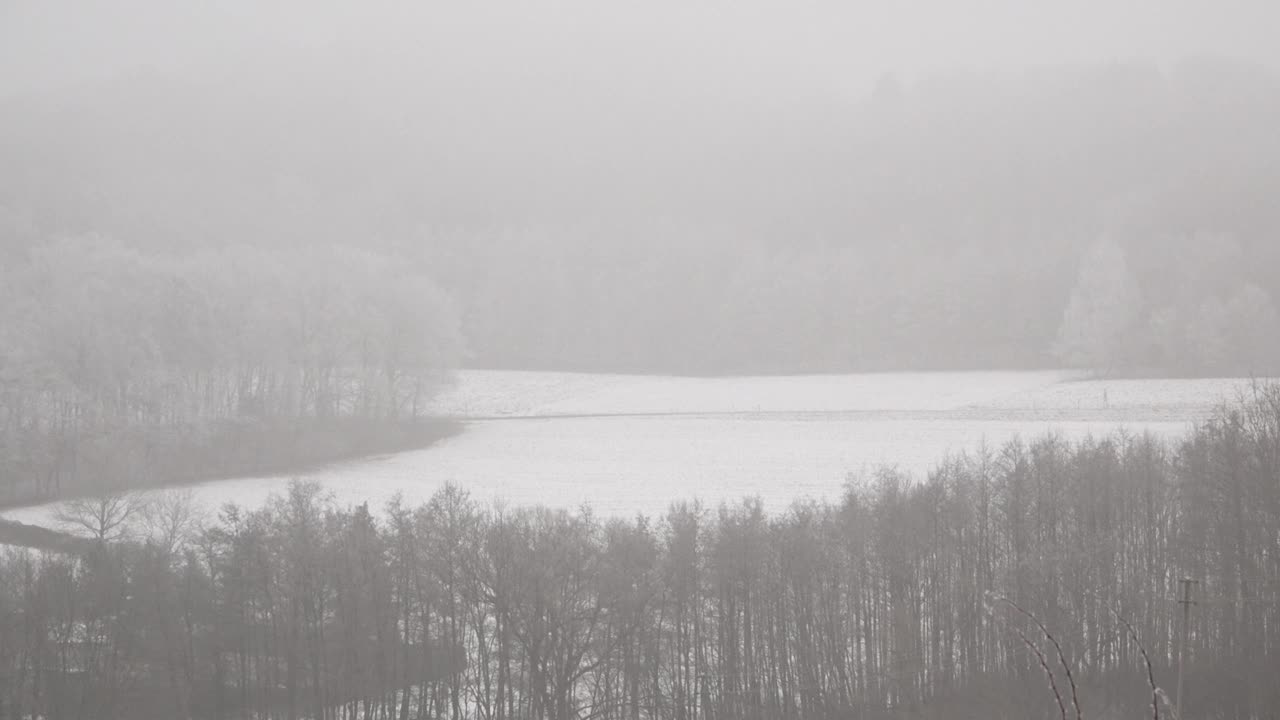 多雾多雪的乡村视频素材