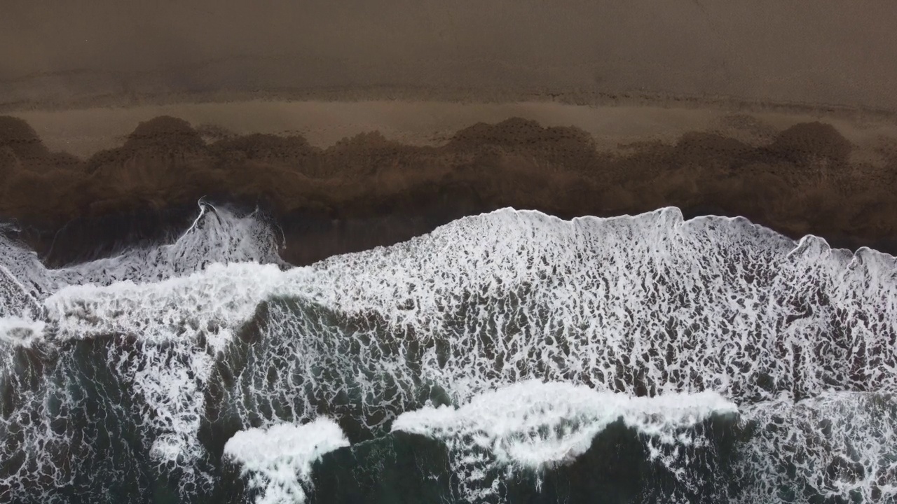 海浪拍打着西班牙富埃特文图拉岛的海滩视频素材