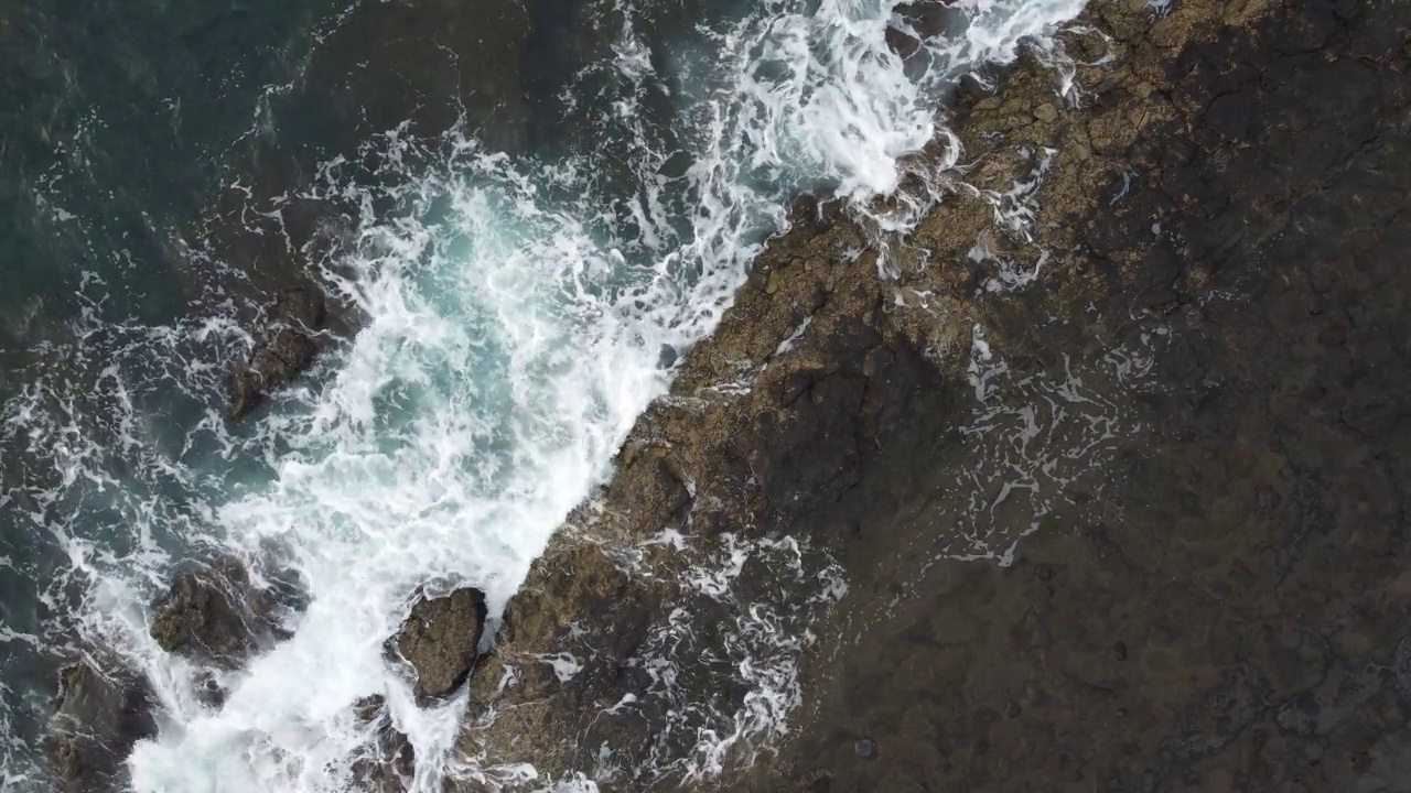 海浪拍打着西班牙富埃特文图拉岛岩石海岸的鸟瞰图视频素材