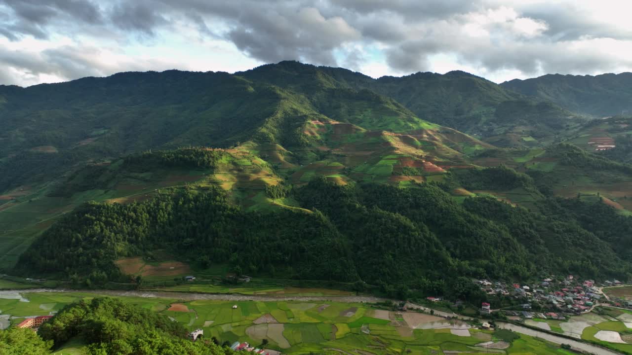 鸟瞰图无人机飞行在龙Coc茶山，富寿省，越南视频素材