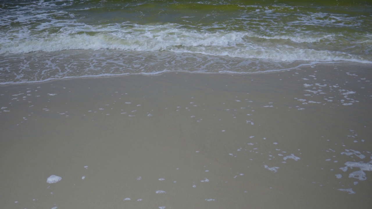 小海浪在波罗的海的沙滩上掀起波浪视频素材