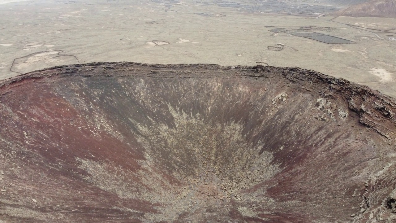 无人机飞越火山Calderón Hondo在富埃特文图拉，西班牙视频素材