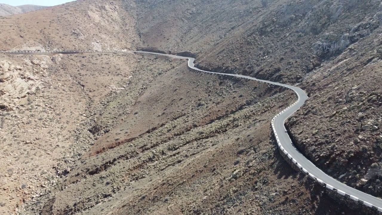 西班牙加那利群岛富埃特文图拉岛山坡上蜿蜒的道路视频素材