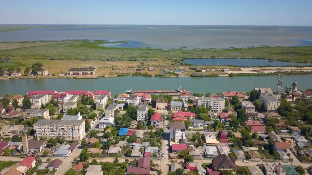 苏利纳城市港口和流入黑海的多瑙河的鸟瞰图视频素材