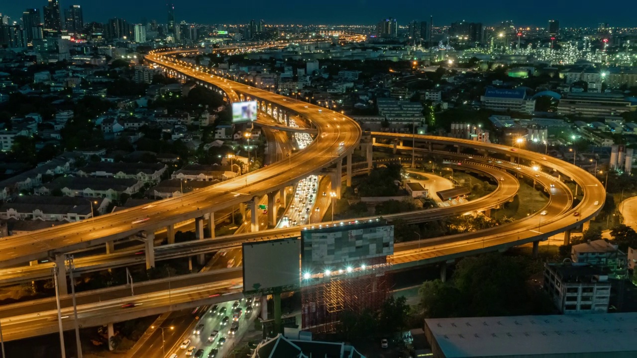 城市景观与高速公路交通在夜间高峰时段的时间推移视频素材