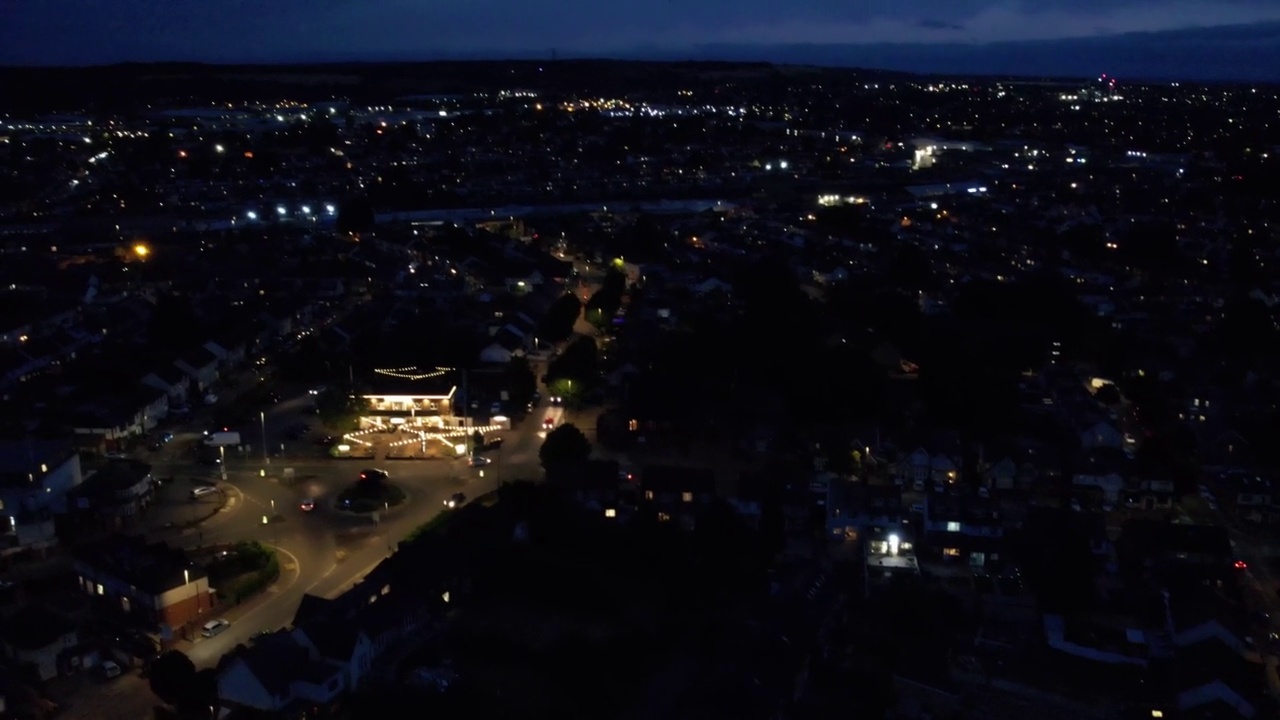 美丽的高角度夜景英国城市卢顿镇的英格兰，航拍照明的道路，交通和住宅视频素材