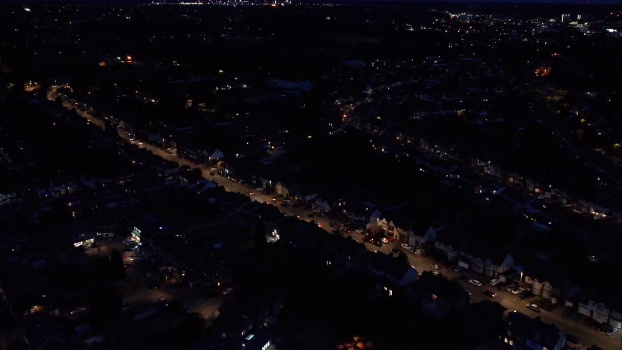 美丽的高角度夜景英国城市卢顿镇的英格兰，航拍照明的道路，交通和住宅视频素材