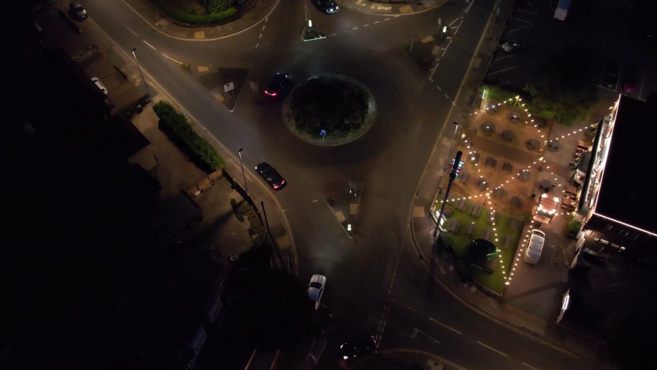 美丽的高角度夜景英国城市卢顿镇的英格兰，航拍照明的道路，交通和住宅视频素材