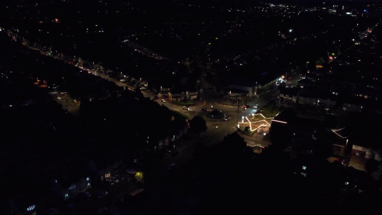 美丽的高角度夜景英国城市卢顿镇的英格兰，航拍照明的道路，交通和住宅视频素材