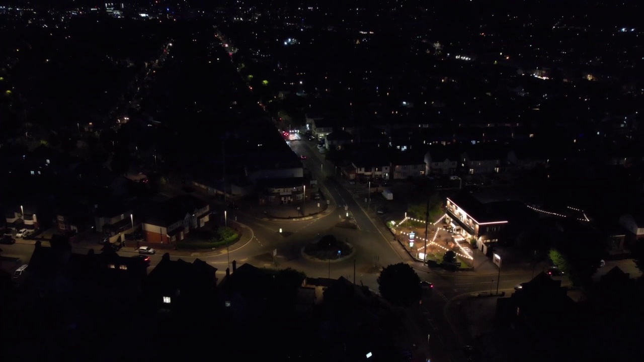 美丽的高角度夜景英国城市卢顿镇的英格兰，航拍照明的道路，交通和住宅视频素材