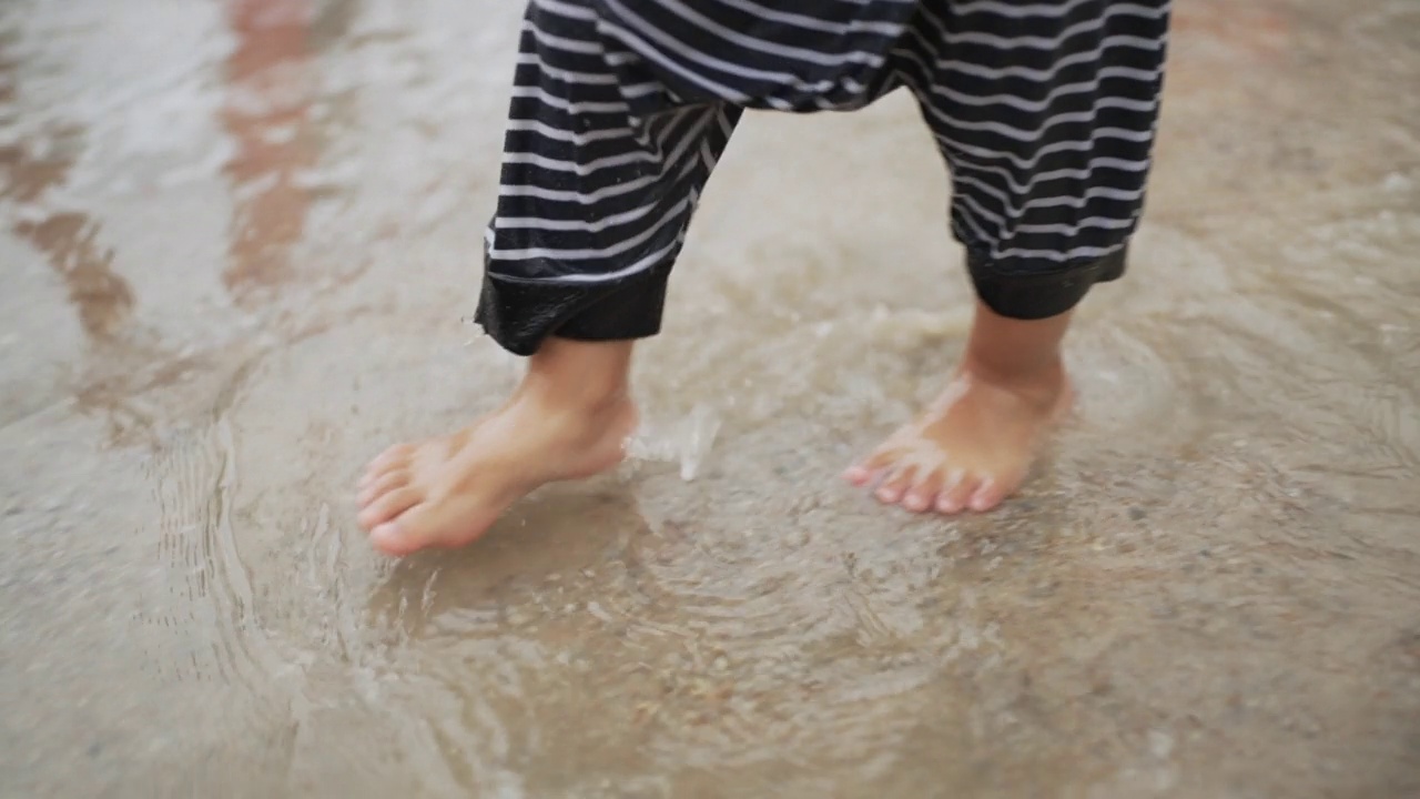 孩子走在水坑里视频素材