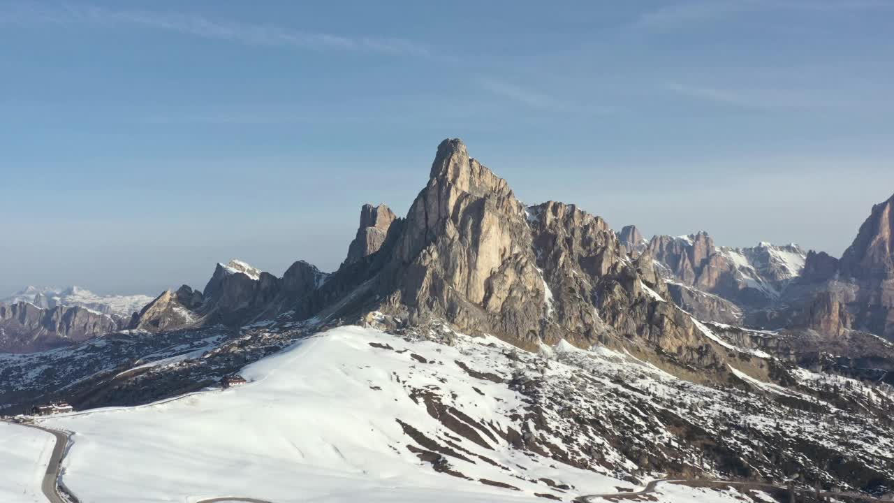 无人机拍摄的画面飞过意大利Dolomites的Passo Di Giau雪山。视频素材