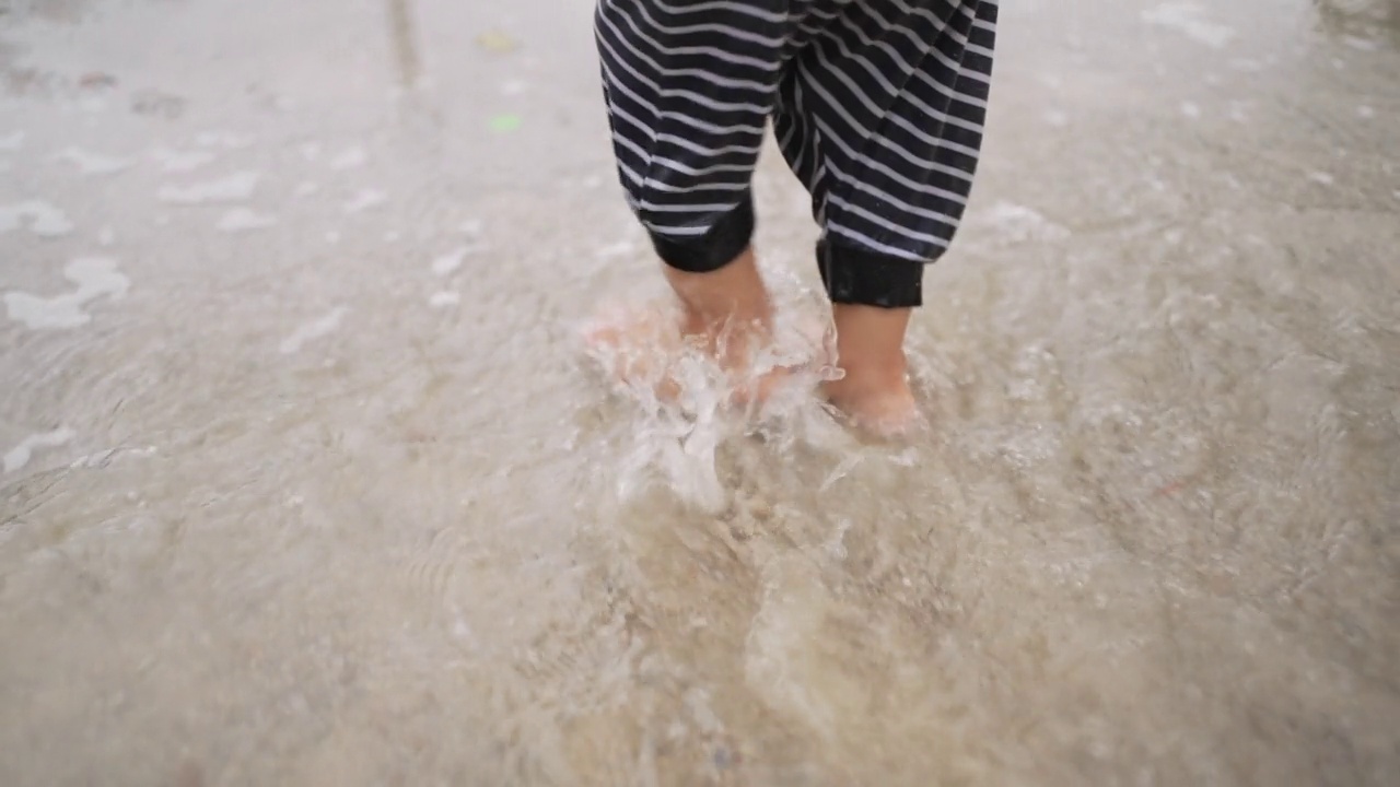 孩子走在水坑里视频素材