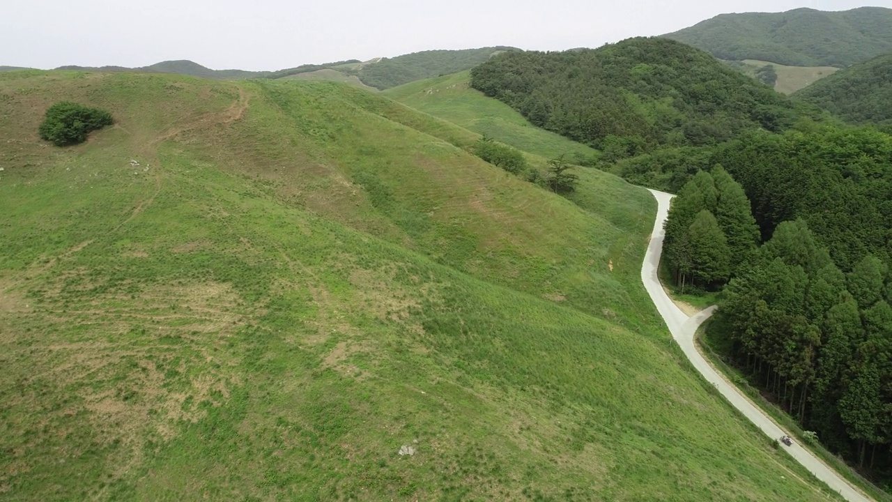 在云山郡/西山市的永必池水库(永必池湖)的山和路径景观，韩国忠南道视频素材