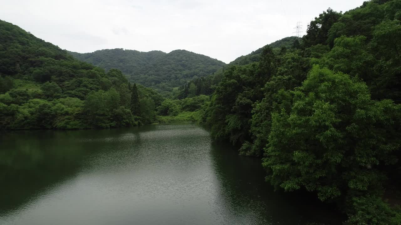 ▼韩国全罗南道和顺郡舍良池水库和山的风景视频素材