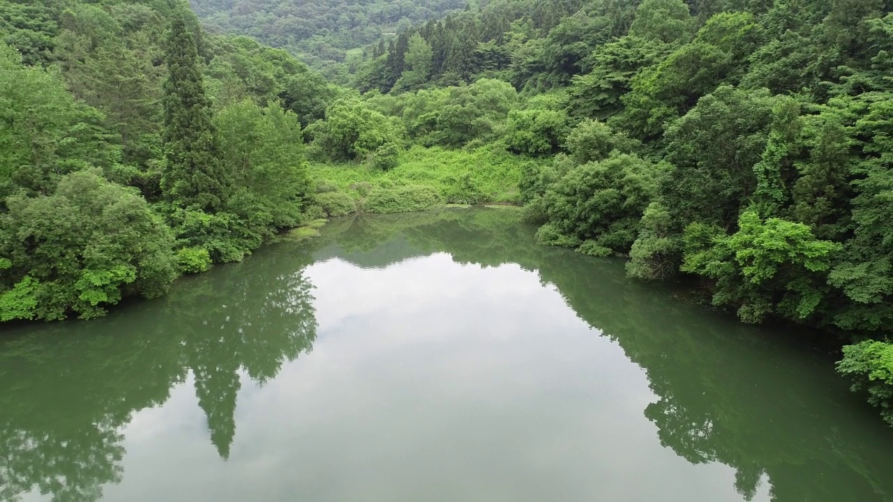 韩国全罗南道和顺郡的舍良池水库和山视频素材