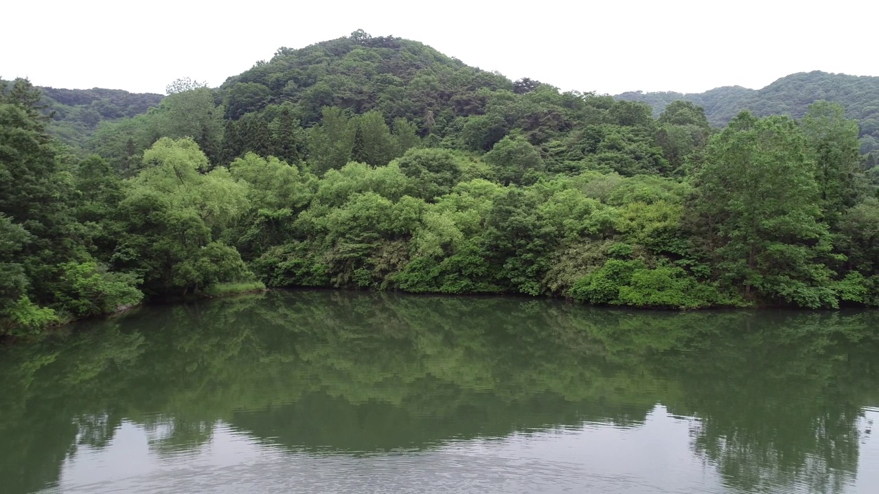 ▼韩国全罗南道和顺郡舍良池水库和山的风景视频素材