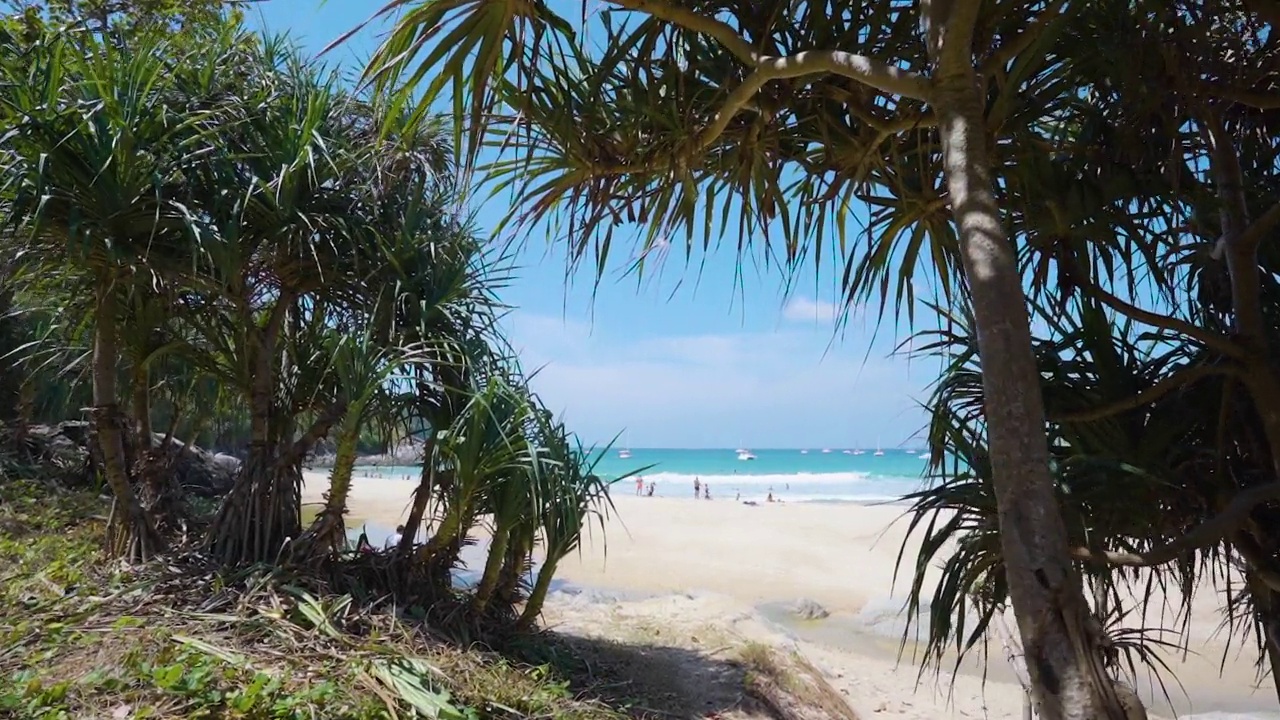 热带夏季的人们在大海和蓝天的沙滩上放松旅行的背景。普吉岛,泰国视频素材