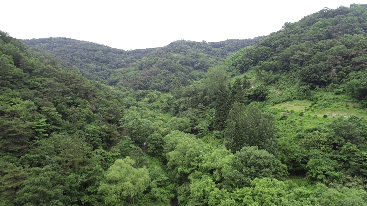 ▼韩国全罗南道和顺郡舍良池水库和山的风景视频素材