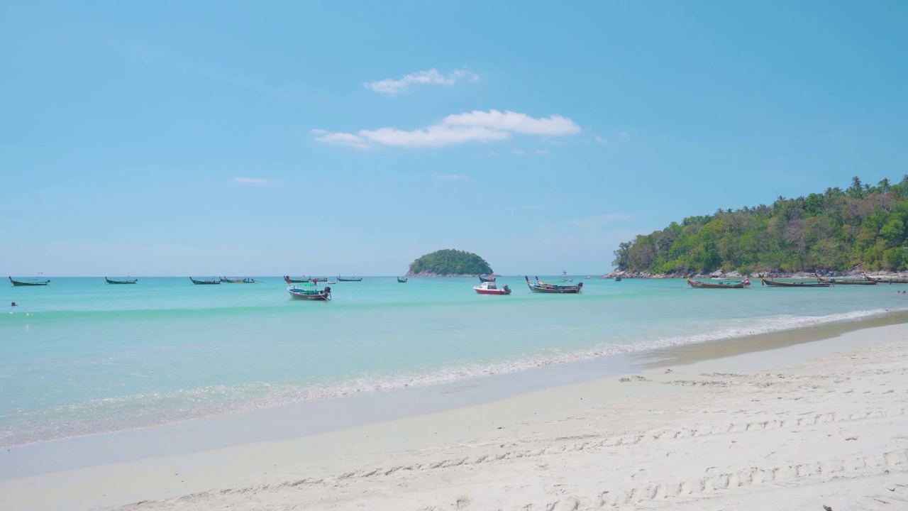 全景泰国船在海边的海滩目的地旅游旅游旅游在夏天的山背景。视频素材