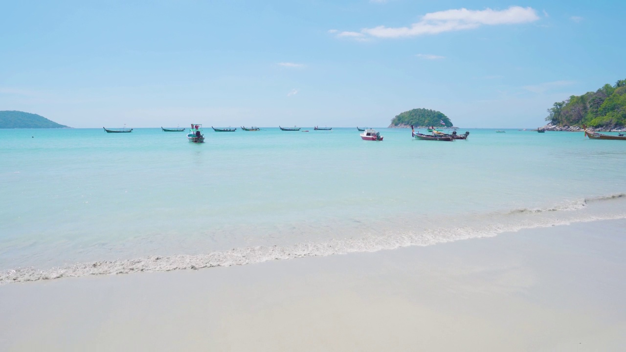 景观碧海蓝天沙滩。波浪海水撞击海岸线纹理船的背景。视频素材