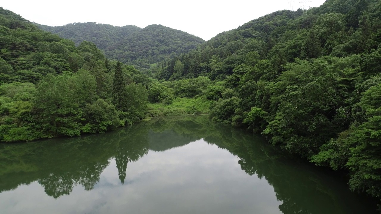 ▼韩国全罗南道和顺郡舍良池水库和山的风景视频素材