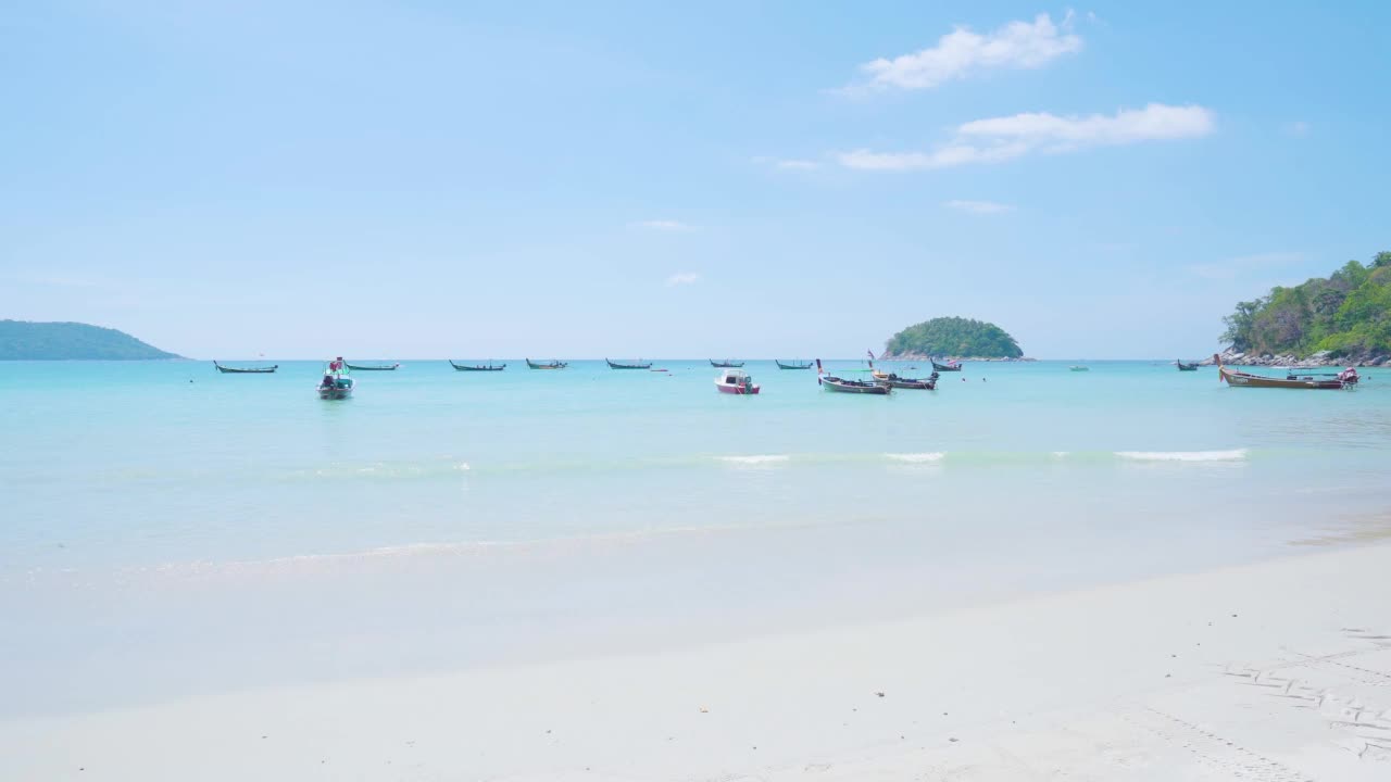 海波沙蓝天山背景夏天。普吉岛,泰国。视频素材