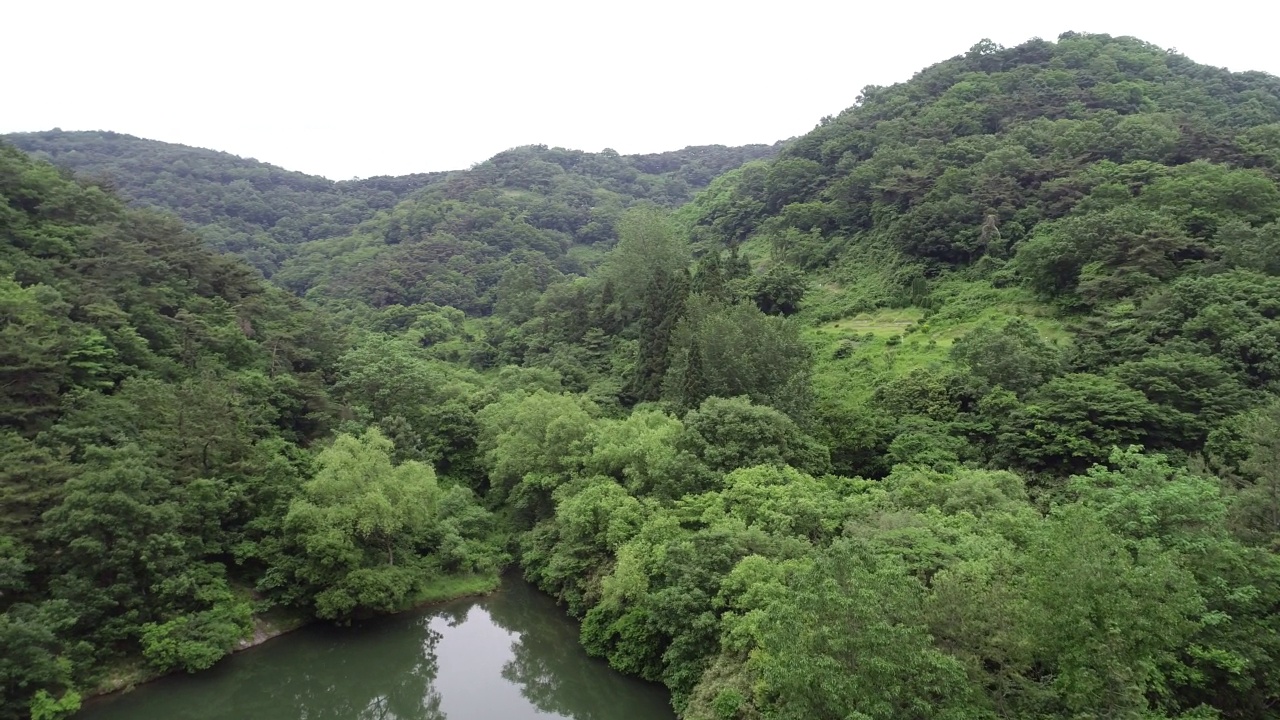 ▼韩国全罗南道和顺郡舍良池水库和山的风景视频素材