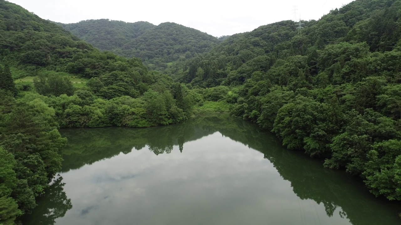 ▼韩国全罗南道和顺郡舍良池水库和山的风景视频素材