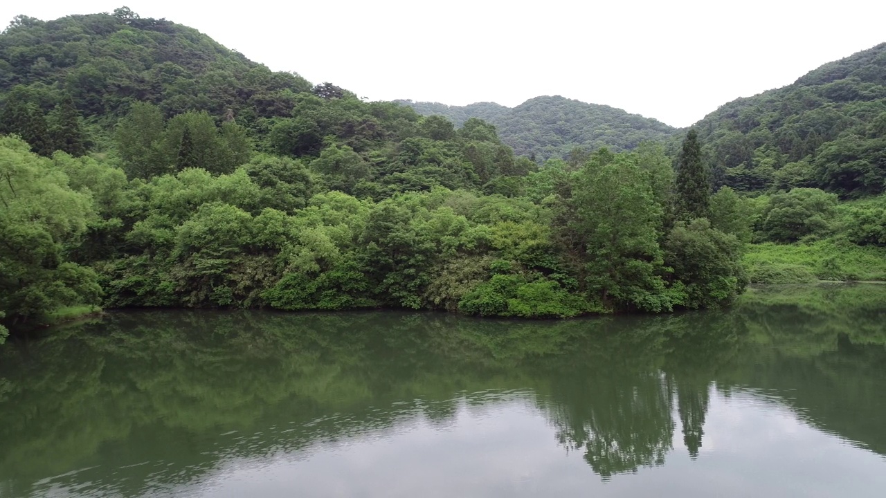 ▼韩国全罗南道和顺郡舍良池水库和山的风景视频素材