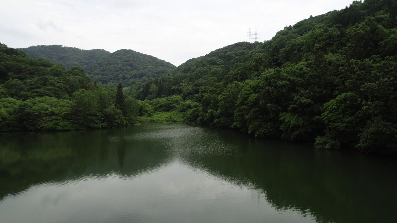 ▼韩国全罗南道和顺郡舍良池水库和山的风景视频素材