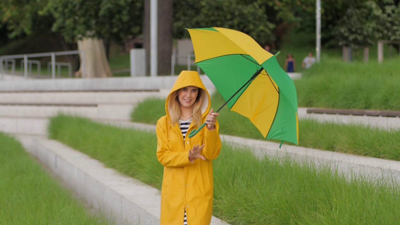 积极的情绪年轻可爱的女人伞下升开始下雨享受在一个城市散步视频素材