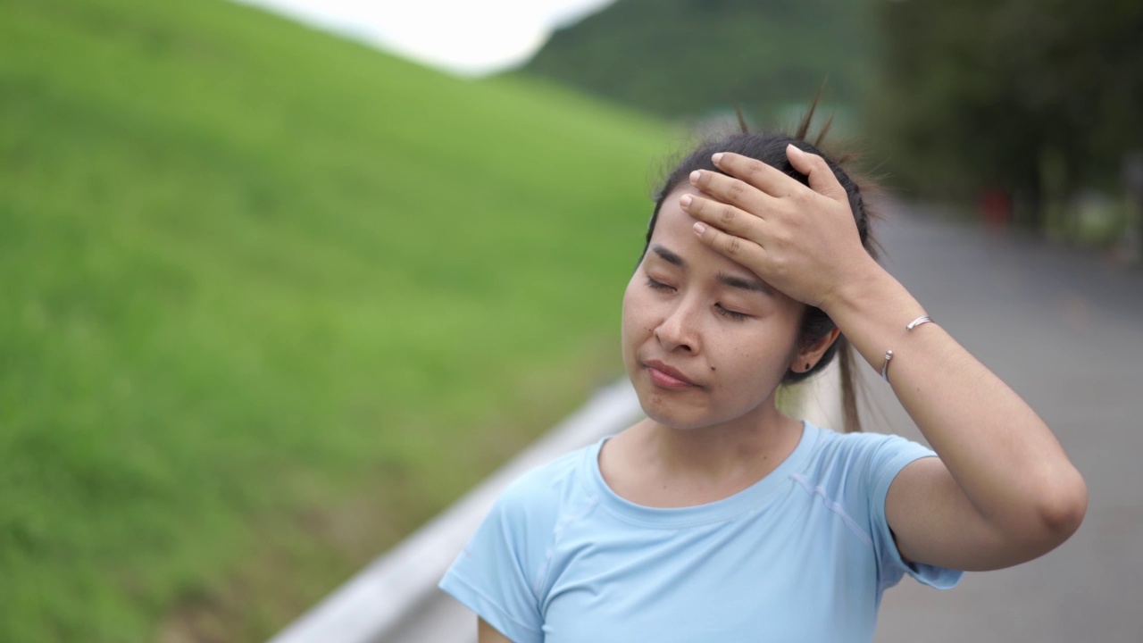 亚洲女性在锻炼后出汗。视频素材