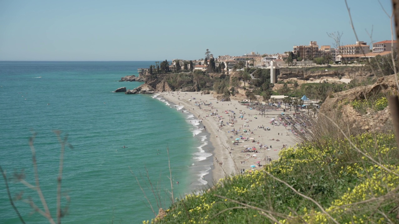 Playa de Burriana海滩和老城，Nerja, Costa del Sol，马拉加省，安达卢西亚，西班牙，地中海，欧洲视频素材