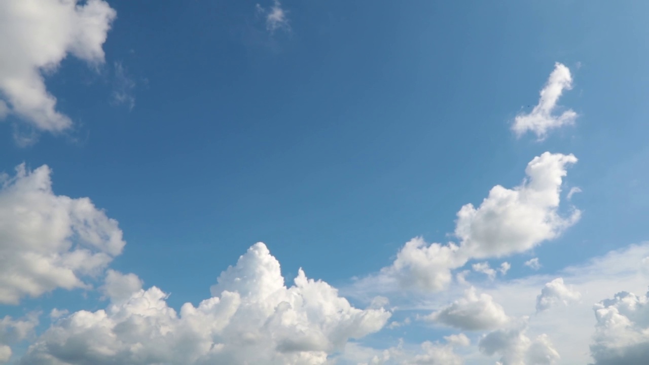 蓝天上的云在白天慢慢地移动，看起来很漂亮。天空间隔拍摄视频素材