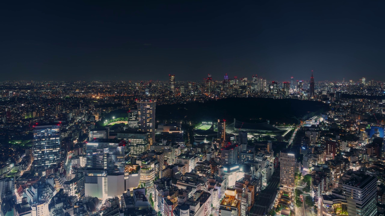 从东京涩谷区的高层建筑俯瞰城市夜景视频素材