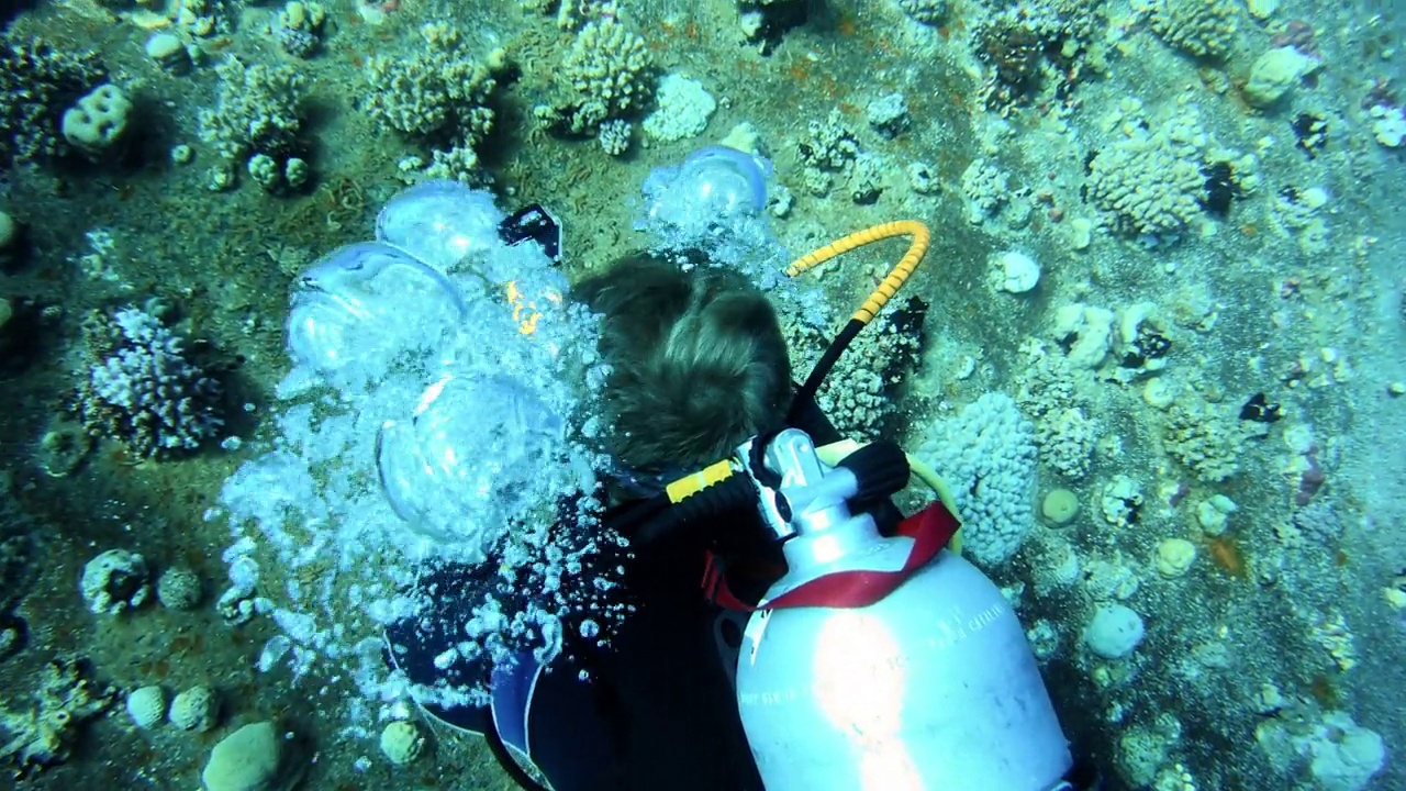 探索红海著名的潜水点。潜水员潜入塞勒姆快船失事现场。气泡接触相机镜头视频素材