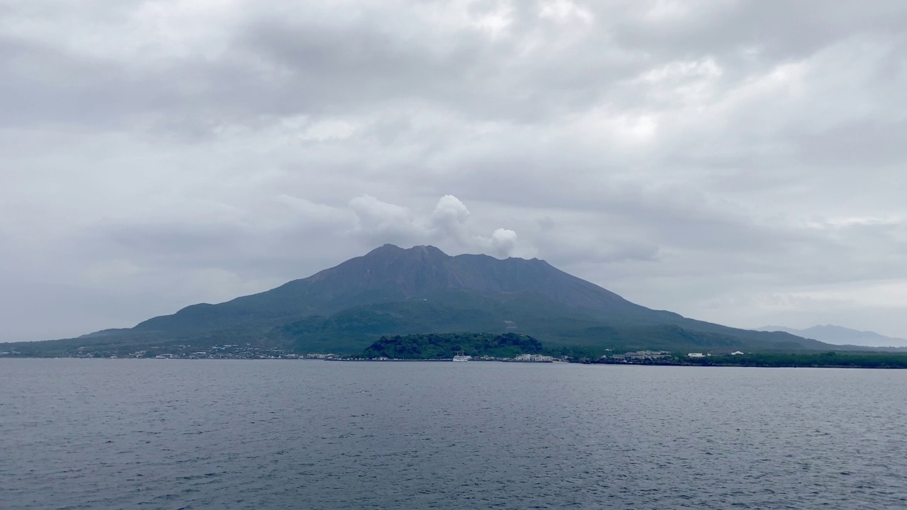 鹿儿岛，Kinko-bay上的樱岛，雨中的海景。日本。视频素材